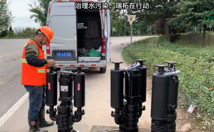 安裝工人將沉水風機送到施工現場