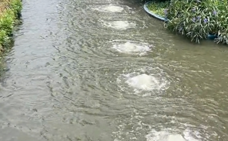 一臺沉水風機，帶動百米河道曝氣